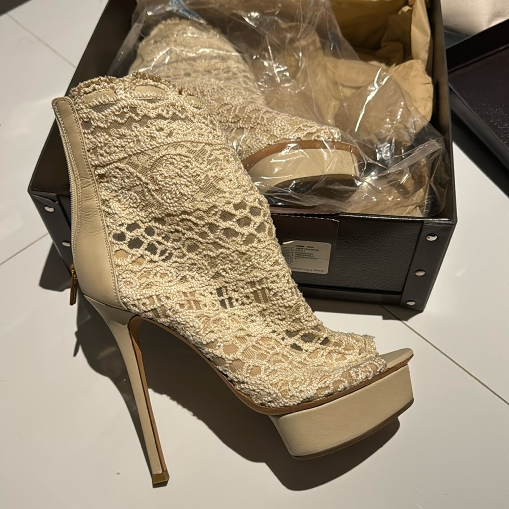 NIB Le Silla cream lace platforms booties heels off-white 37.5